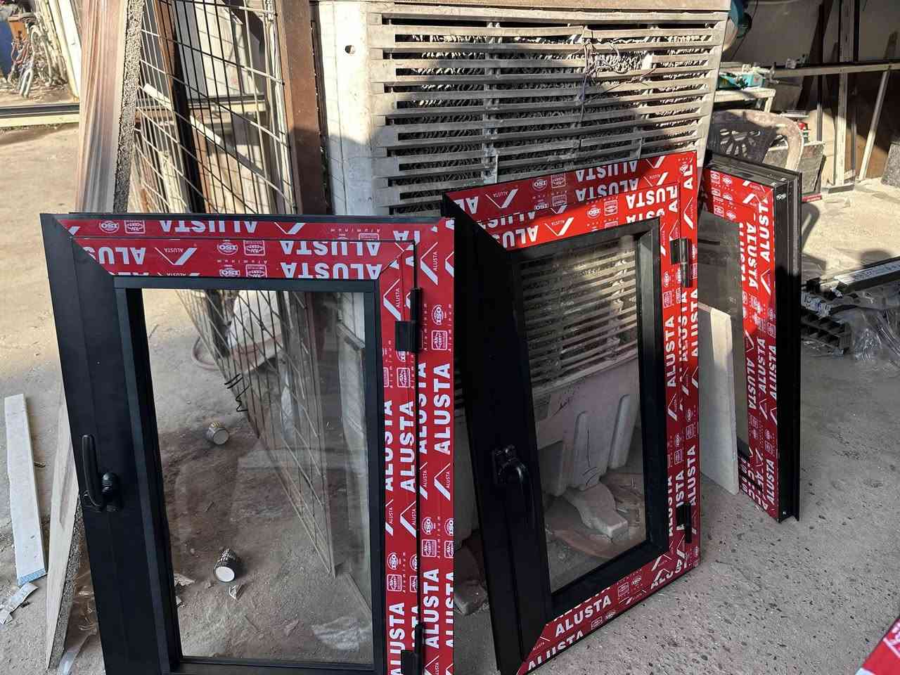 بسم الله الرحمن الرحيم 

بعض من اعمالنا 
شبابيك المنيوم في معرض بغداد الدولي 
المقطع اسود صيني حسب طلب الزبون 

***********
***********
