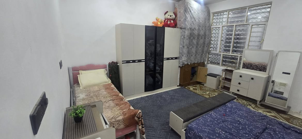تحية طيبة 

مشتمل لبيع بلفلاحية على ساحه البيت خلف البيت شارع ٣٠ التجاري 

المساحة 100 متر قريب على المستوصف مال فلاحية 

بناء حديث 2026 فول طابقين 

غرفتين نوم غرفه فوك وغرفة جوه

استقبال وهول وطرمه وصحيات داخلي وخارجي

ومطبخ ومنور وطابق اثاني غرفه وهول جبير وحمام 

بيع امراوس ابيت ٢٠٠ متر السعر المطلوب 140وبي مجال قليل

الاستفسار اكثر الاتصال على الرقام التالية 

***********\  ***********
