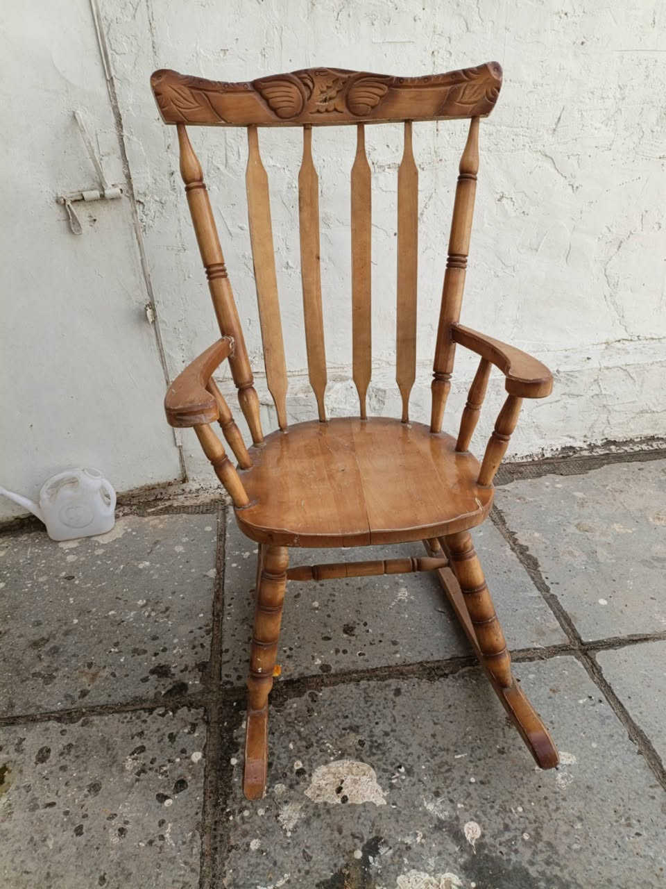 كرسي هزاز Rocking Chair خشب طبيعي متين وثقيل
الحالة: مستعمل نضيف، مابي كسر ولا واهس. بس يحتاج مسحة زيت ويرجع جديد

المميزات:
1. خشب صلب يتحمل وزن عالي 
2. تصميم كلاسيكي يمشي ويه ديكور البيت والحديقة والكوفي
3. مريح للظهر، تقره عليه وتشرب جاي براحتك

المكان: [بغداد ]

اللي يريده يراسلني خاص، أول تعليق "حجز" إله الأولوية


**إذا كنت صاحب هذا الإعلان وتريد حذفه لأي سبب، رجاءا أرسل رسالة إلى الدعم الفني**