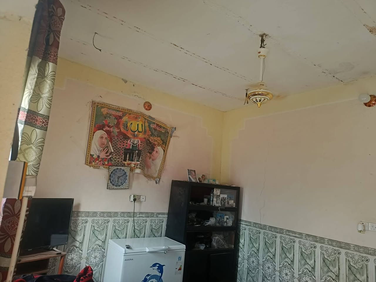 بيت للبيع 250متر حي الصناعة غرفتين وصالة ومطبخ واستقبال وصحيات للاستفسار اكثر اتصال *********** او خاص
