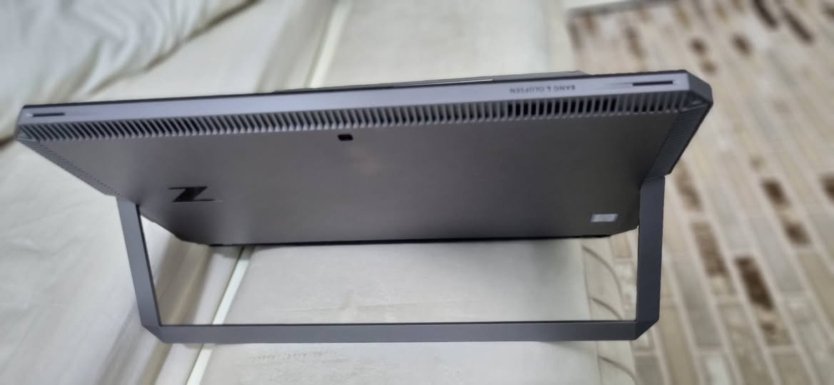 السلام عليكم ورحمة الله وبركاتة 
HP ZBook X2 G4 
512G
windows 10 pro 64

المعالج - intel فئة U ، نوعه Cori7
 شاشة 4K  Touch ، تنفصل تصير ايباد

السعر 500,000 قفل

للتواصل واتساب :- ***********
