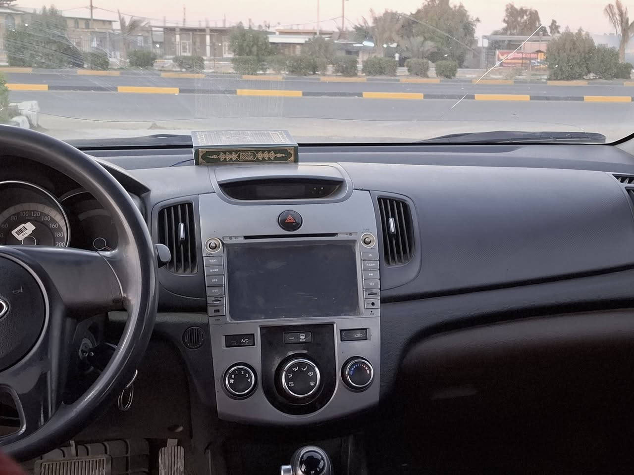 🚗 للبيع: سيراتو 2011 خليجي – نص مواصفات  🚗

سنوية ساقطة، رقم أربيل ✅
فتحة سقف بانوراما لمزيد من الإضاءة والتهوية 🌞
مكينة 1600 قوية وموفرة للوقود ⛽
كاميرا خلفية وشاشة  🎥
تحكمات ستيرن 
مري شفط 
اشاير في المري

جميع التايرات جديدة، حجم 16  🛞
حدادية جديدة +تبريد  ثلج جاهزة ❄️

السيارة نظيفة جدًا، مال بيت
ملاحظات:
ربع باب وربع جاملغ  خلفي عليه أثر خط بسيط رش بدون دواخل 
باب السائق بيه  بارد
💰 السعر: 103$ وبيه مجال 
📍 المكان: كربلاء – طويريج
📞 للتواصل فقط المشترين : ***********
