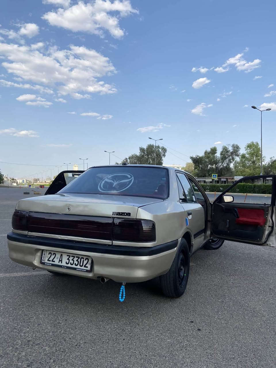 مازده ١٩٨٩  عام لؤ جووانى جةمبةكى خةفيفى پشتى هةية
***********
هةموو شتةكى بةشةرت أربيل, العراق
