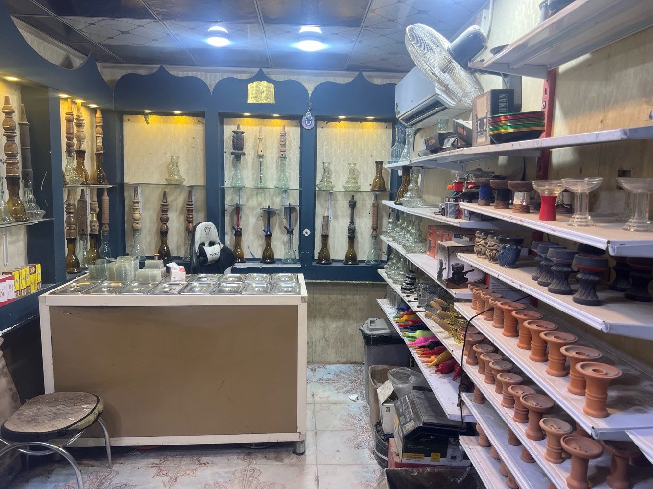 السلام عليكم محل اراكيل للبيع عنوان المحل شارع الميلاد مزرعه سيد علي صارلي ٥ سنوات مفتح بي السعر ٣ ملايين ونص رقمي ***********
الغراض البي 
قطعه خارجيه 
باب حديد سلايت 
جام خانه 
سبلت ٢ طن
ميز معسلات كامل مع الفاترينات مال المعسل 
كرسي كيمنك
مبرده ارضيه 
ديكور جبسن بورد مع اضائه لدات 
رفوف جام داخل الجبسن بورد 
ستاند مع رفوف كامل علا الجام خانه 
ستاندات + رفوف  +حمالات
بي بضاعه ومعسلات خبط واراكيل خشب والماني + حجرات+ هيترات + شيش + جميع المستلزمات 
وهواي غراض بعد بي
ساحبله ماي + بي خط مولده ٣ امبيرات 
المحل جاهز
للتواصل . ***********
