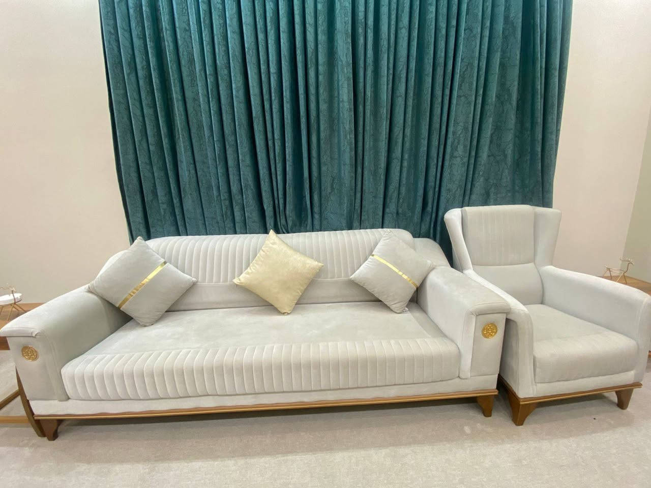 🛋️ تخم قنفات تركي "شبه جديد" للبيع 🛋️
​للبيع تخم قنفات  بتصميم تركي راقي ونظافة ممتازة جداً، التخم بحالة بلادية ومستعمل استعمال قليل.
​الحالة: نظيف جداً (نسبة النظافة 90%).
​المنشأ: تركي أصلي (متانة وشكل).
​عدد القطع: يتكون من 6 قنفات.
​المميزات: القماش نظيف، الإسفنج بعده بقوته، والخشب متين جداً مثل ما واضح بالصور.
​📍 الموقع: النجف الأشرف.
​للتواصل والاستفسار، يرجى مراسلة الصفحة أو المراسلة عبر الواتساب على الرقم:
📞 ***********
