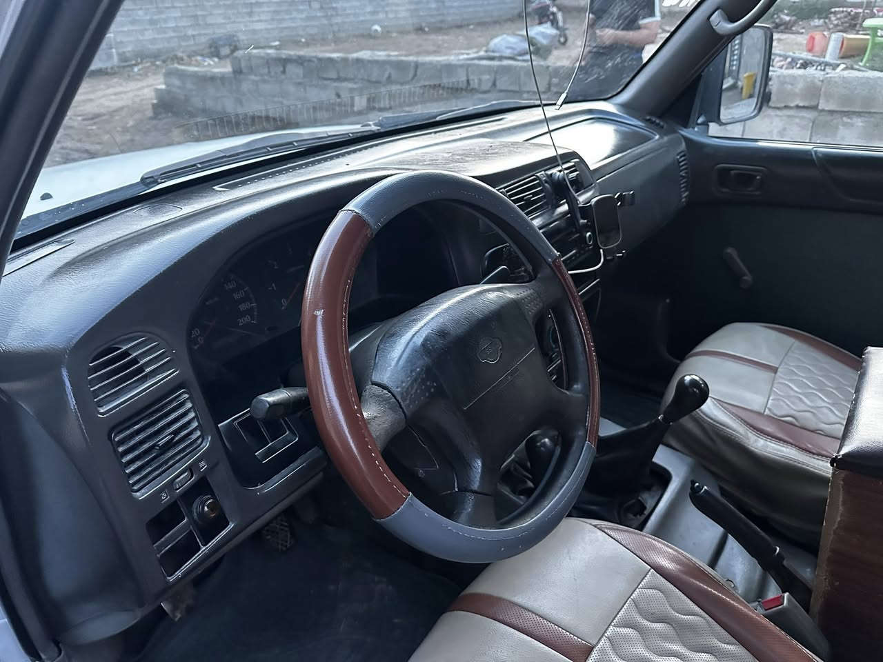 السلام عليكم نيسان باترول موديل2002 السياره مكينه وكير شرط خير من الله تدفئه وتبريد لوكير كله شغال السياره مزاد وزاره الداخليه السعر 60 وبيها مجال رقم التلفون ***********
