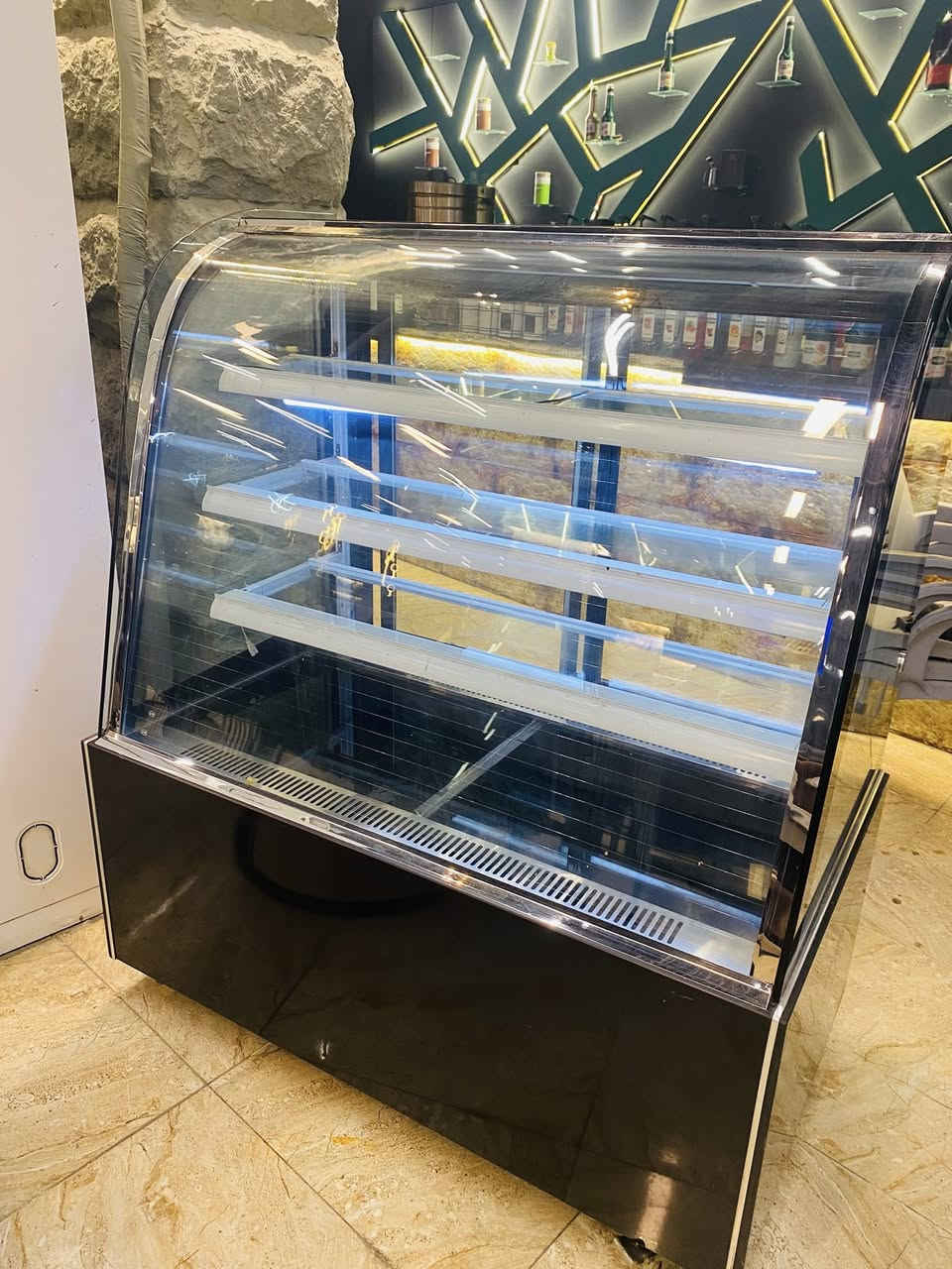 عارضة كيك للبيع مستخدمة شي قليل نضافة فول مثل مموضح بلصورة
للتواصل: ***********
