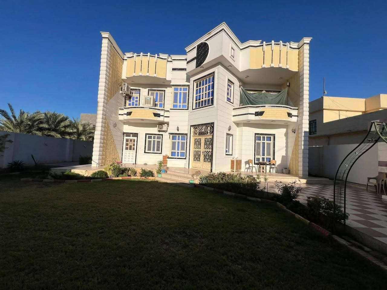 بسم الله والصلاة والسلام على رسول الله محمد صل الله عليه وسلم 
رمضان كريم ينعاد عليكم بالصحة والعافية والرزق 

يتوفر دار  طابقين للبيع في منطقة الزراعة حي الميكانك قرب ملتقى الرواد الثقافي ((ساحة الاحتفالات سابقاً))
المساحة الكلية البيت 616م٢ 
مساحة البناء 300م٢
يتكون بناء البيت غرفين نوم وصالة كبيرة وهول واستقبال ومطبخ ومجموعة صحيات داخلية وخارجية اضافة الى مخزنين كبيرات وحديقتين واحدة جانبية والثانيه في مدخل الييت بالاضافة الى كراج سيارة وترك داير البيت 
اما الطابق الثاني 
يتكون من ثلاث غرف نوم وصالة ومجموعة صحيات وبلامكان بناء غرفة اضافية 
سنة البناء 2013 بناء الطابق الارضي حجر والارضية مرمر 
بناء الطابق الثاني طابوق والارضية كاشي 

جنس العقار زراعي سند 25 تحويل مباشر 

للاستفسار الاتصال على الرقم(***********)
