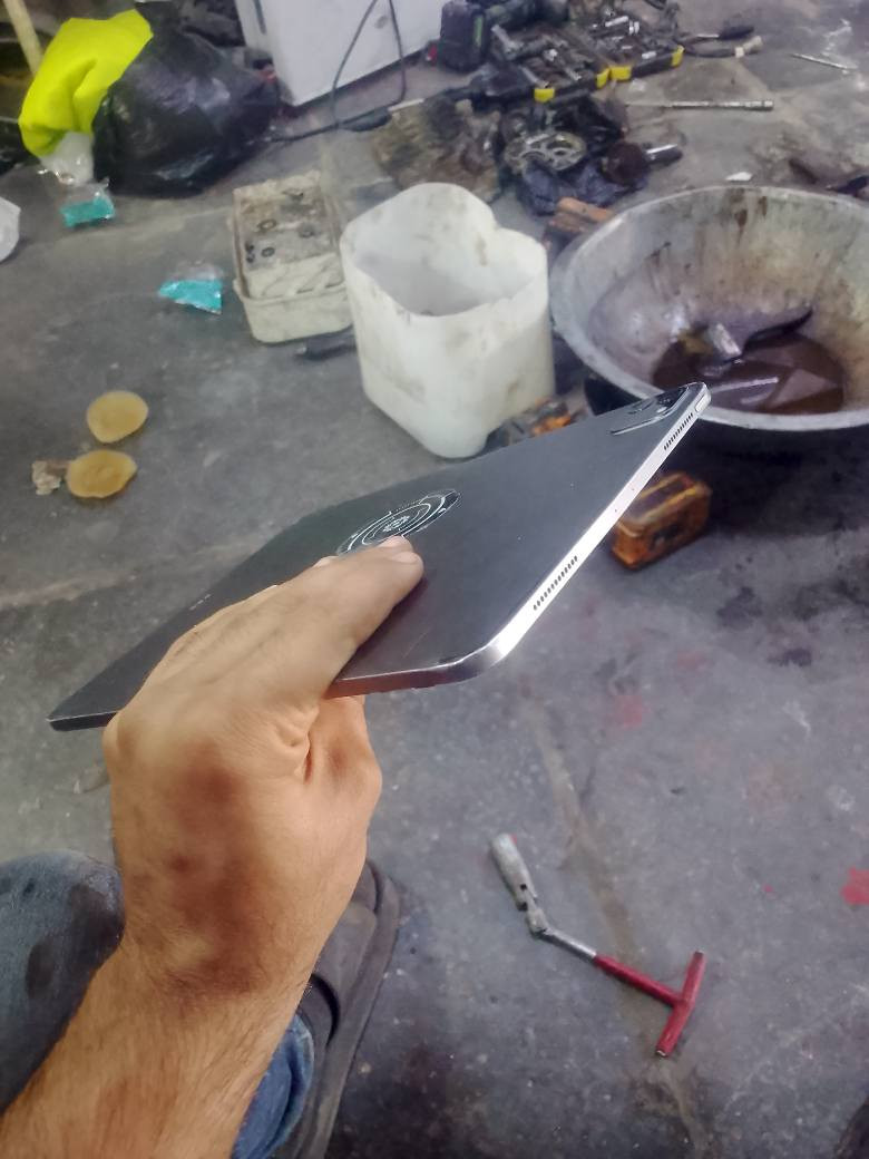 ايباد ١١ برو M2 بي كسر بلشاشة بس المس كلة شغال ابيع هيج دون غراض فيس ايد شغال 
قيم *********** بغداد, العراق

