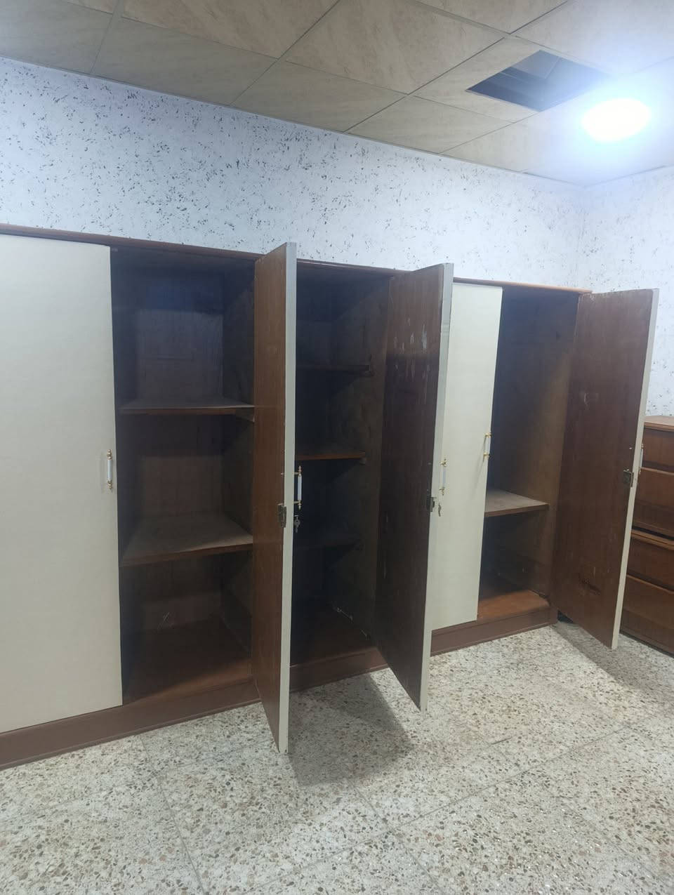 سلام عليكم 
للبيع   كنتور صاج  5 ابواب +  ميز تواليت 
تفاصيل عالخاص او عالواتساب ***********
