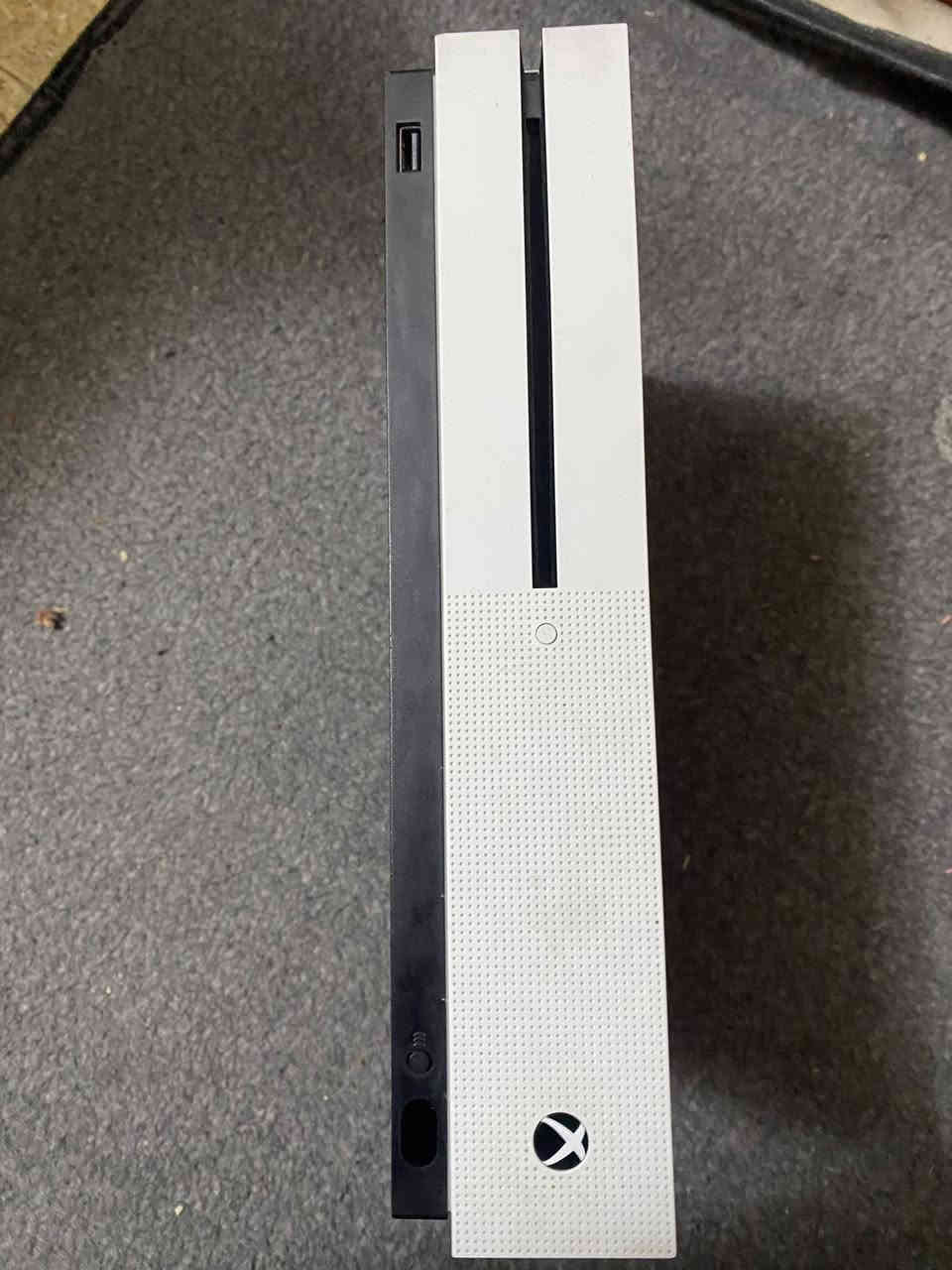 xbox one s للبيع 
معاه كيبل التشغيل + اليدة + واير ال HDMI 
السعر ١٧٠ وبيع مجال بسيط مستعجل على البيعة مكاني الموصل الايسر رقمي***********
