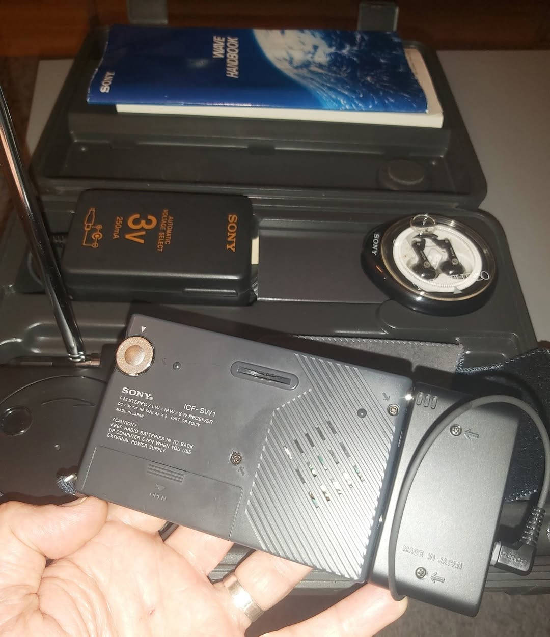 SONY ICF-SW1
السعر 300 الف 
#الجميع


**إذا كنت صاحب هذا الإعلان وتريد حذفه لأي سبب، رجاءا أرسل رسالة إلى الدعم الفني**