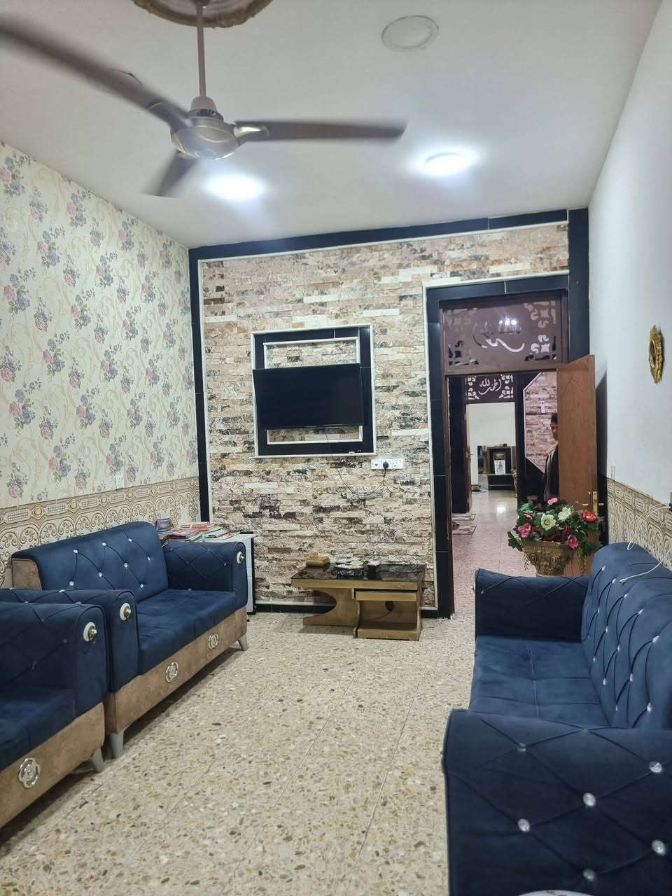 دار طابق ونصف للبيع ١٢٥م
الموقع/الوحدة /سيد عزال رابع بيت عن الشارع العام 
بناء طابوق يحتوي على استقبال ومطبخ حار +بارد 
وصاله كبيرة مع غرفتين نوم سويت وصحيات داخليه وخارجيه بناء كامل وحديث  مطلوب إسكان  
للبيع بسعر مناسب 
للاستفسار أو المعاينة اتصل ***********
