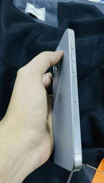 ايفون 15 برو ماكس تيتانيوم 
نضيف شخط مابي امبدل شاشه فقط 
بصمه شغاله ذاكره 256. بطاريه 85 السعر 725
عنوان بغداد الشعله ***********
