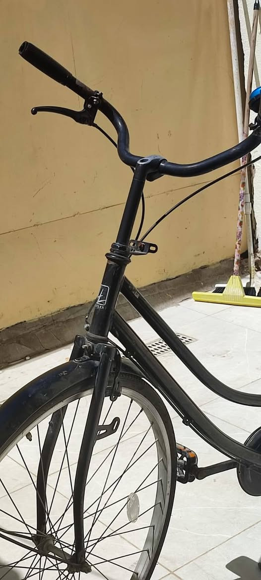 بايسكل ياباني حجم 27 أصلي للبيع 🚲
بايسكل ياباني بالة (حجم 27) من الدراجات المتينة والعملية جداً. الدراجة كاملة ملحقات بلاد ونظيفة وممتازة للمشاوير اليومية أو التوصيل.
أبرز المواصفات:
الحجم: 27 (حجم مرغوب ومريح جداً بالمشي).
الملحقات: جك خلفي مزدوج (ستاند ثقيل) + حمالة خلفية قوية بلاد.
الحماية: غطاء زنجيل كامل يحميك ويحمي الدراجة.
الوضعية: كشن مريح ومقود عالي ومريح للظهر بالسياقة.
الدراجة جاهزة ومابيها أي نقص وجاهزة للركوب فوراً.
💵 السعر:
السعر: 105 ألف دينار عراقي (وبي مجال للشراي وماراح نقصر وياه).
📍 الموقع: [النجف]
📞 للتواصل: [***********] أو راسلني خاص.
