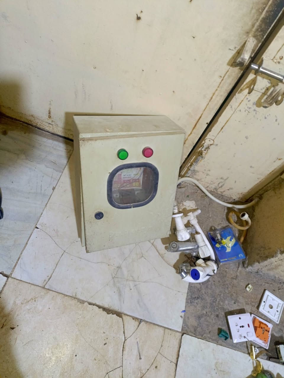كهربائيات مال بيت للبيع 
مكناسه كهربائيه شرط الفحص 

ميزانيه مال بيت هيه والجهاز الحمايه والجوزات 

جنجوفر عدد2 نقطه عدد30 واتر بم غطاس كال مبرده عدد4  خلاطات مال ماي عدد3  حساس مال سخان عدد2 واير مال مكيف متر30 صمغ مال شباك او فتحات عدد5 جوزات عدد15


**إذا كنت صاحب هذا الإعلان وتريد حذفه لأي سبب، رجاءا أرسل رسالة إلى الدعم الفني**