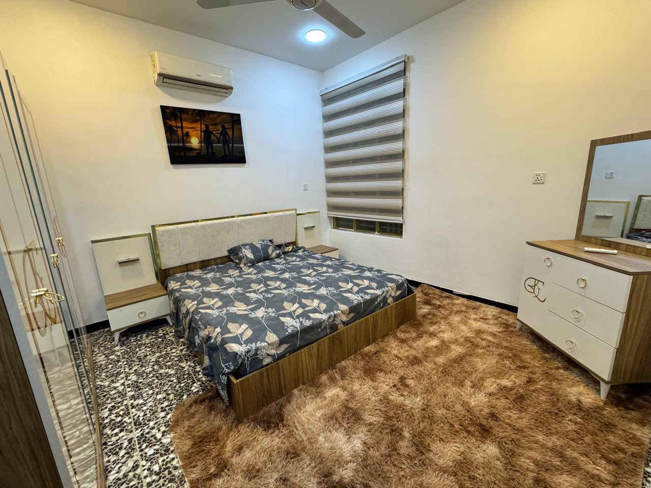 شقة راقية بتأثيث حديث وذوق عالٍ، ضمن بناية جديدة (صفر)، تجمع بين الراحة والفخامة، جاهزة للسكن الفوري، مع توفر جميع الخدمات.

تفاصيل الشقة:
 • 3 غرف نوم واسعة (إحداها ماستر)
 • صالة كبيرة وواسعة بتصميم أنيق
 • مطبخ كبير مجهز بالكامل بأحدث الأجهزة
 • عدد الحمامات: 2
 • سبالت حديثة وأجهزة كهربائية كاملة
 • إنترنت متوفر
 • كهرباء 24 ساعة
 • الكهرباء والإنترنت مدفوعة
 • بناية حديثة وخدمات متكاملة

📍 الموقع: العدل الثانية – كفاءات الغزالية – شارع مدرسة الحكمة
💰 الإيجار: شهري ….الايجار من المالك مباشرة بدون دلاليه
شامله التنظيف مرة كل اسبوع 
📞 للتواصل: ***********
