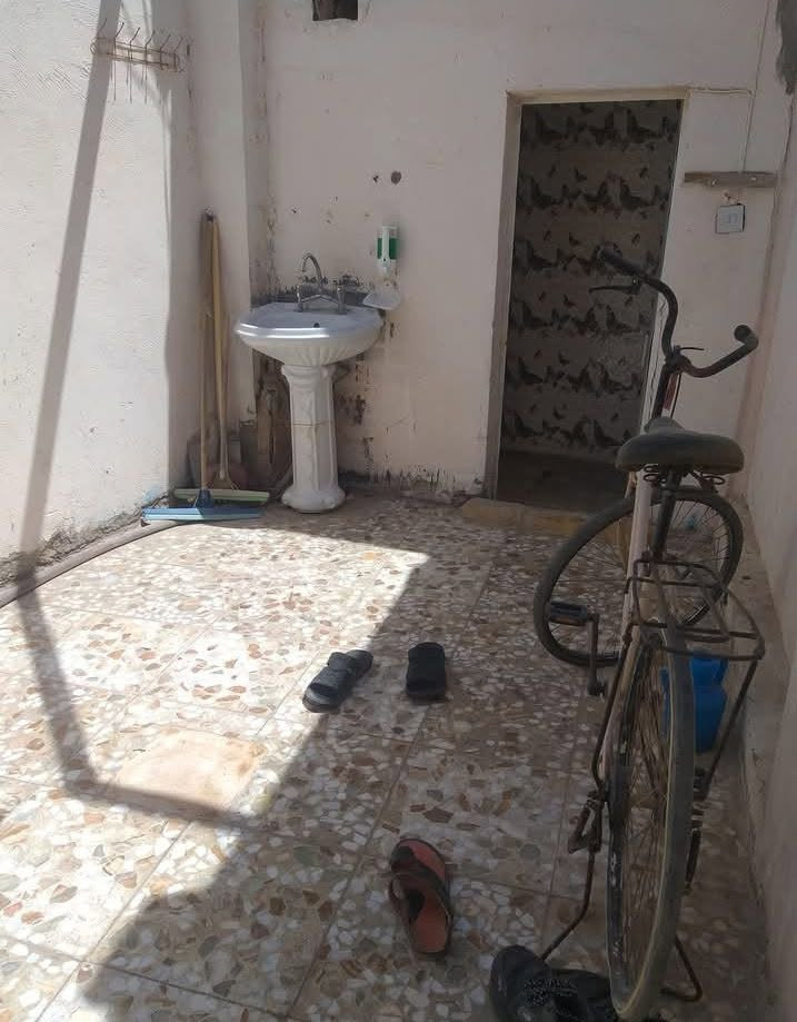 بيت زراعي مفوض بلطابو نهاية مركز شباب براني وغرفتين مطبخ صالة صحيات ومنور البيت بية قناص  الواجهة ١٢ اونص الضهر ١١متر اليمين ١٣ متر اليسار ٨متر تقريبا السعر ٨٠ بية مجال رقم الهاتف ***********
