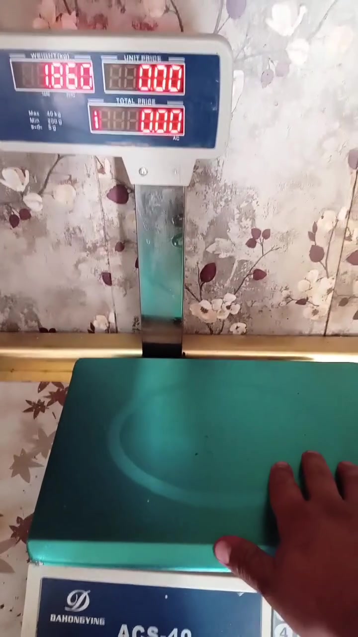 غراض محل دجاج البيع السعر ٤٠٠وبيهن مجال وتساب ***********
