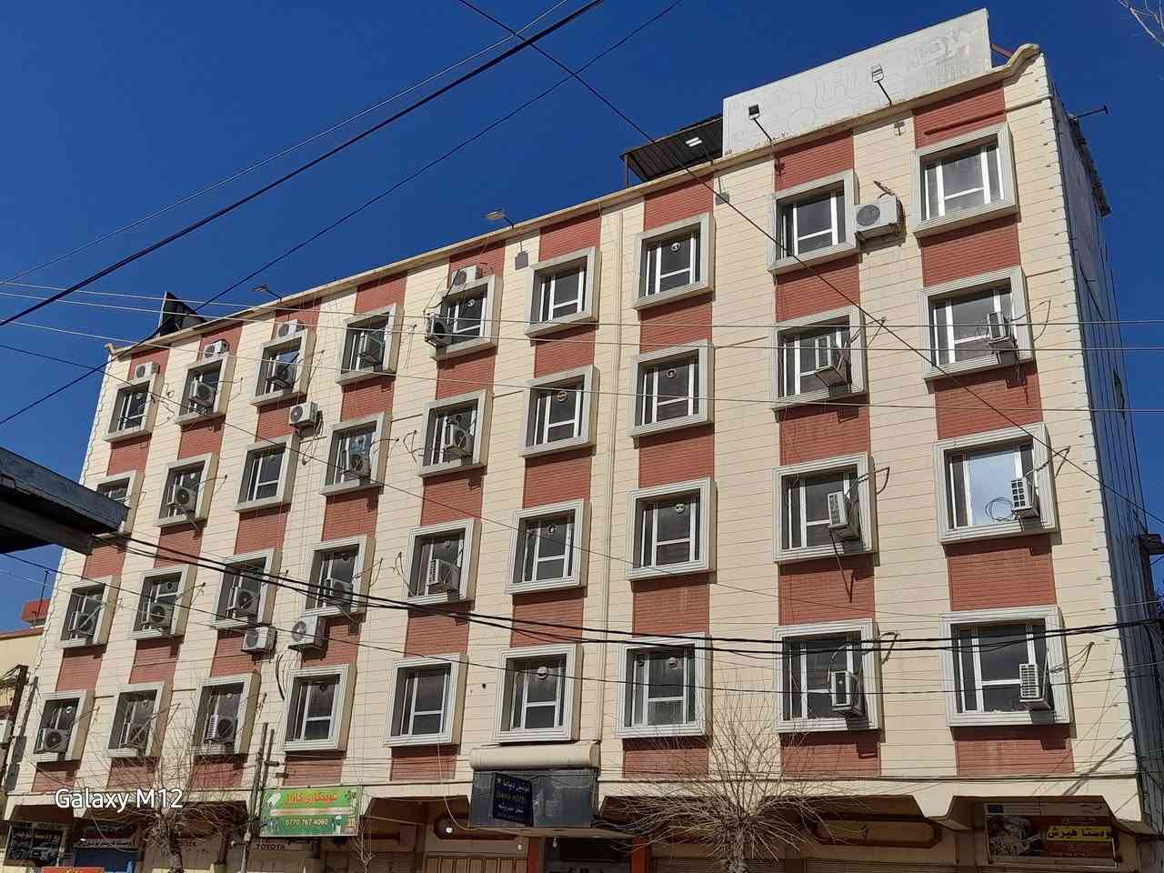 السلام وعليكم ورحمة الله وبركاته  .. رمضان كريم وخير انشالله أحبتي أصدقائي الأعزاء متابعي صفحة النسيم للعقار في السليمانية  .. فرصة استثمارية لا تعوض للراغبين في الاستثمار في السليمانية  .. يوجد لدينا بناية للبيع  ( فندق كامل مجهز  جاهز للعمل   ) البناية متكونة من خمس طوابق  مساحة ١٨٠م . 
٣٠ غرفة  سويت ... 
٨ شوقة ... 
٨ محلات جاهزة للأيجار  .. 
يوجد مولدة مع بير ماء شغال..
 البناية  طابو ملك صرف..
للإستفسار اكثر يرجى الاتصال على الرقم.. 
*********** .. 
تحياتي لكم جميعا  .. النسيم للعقار في السليمانية ..
