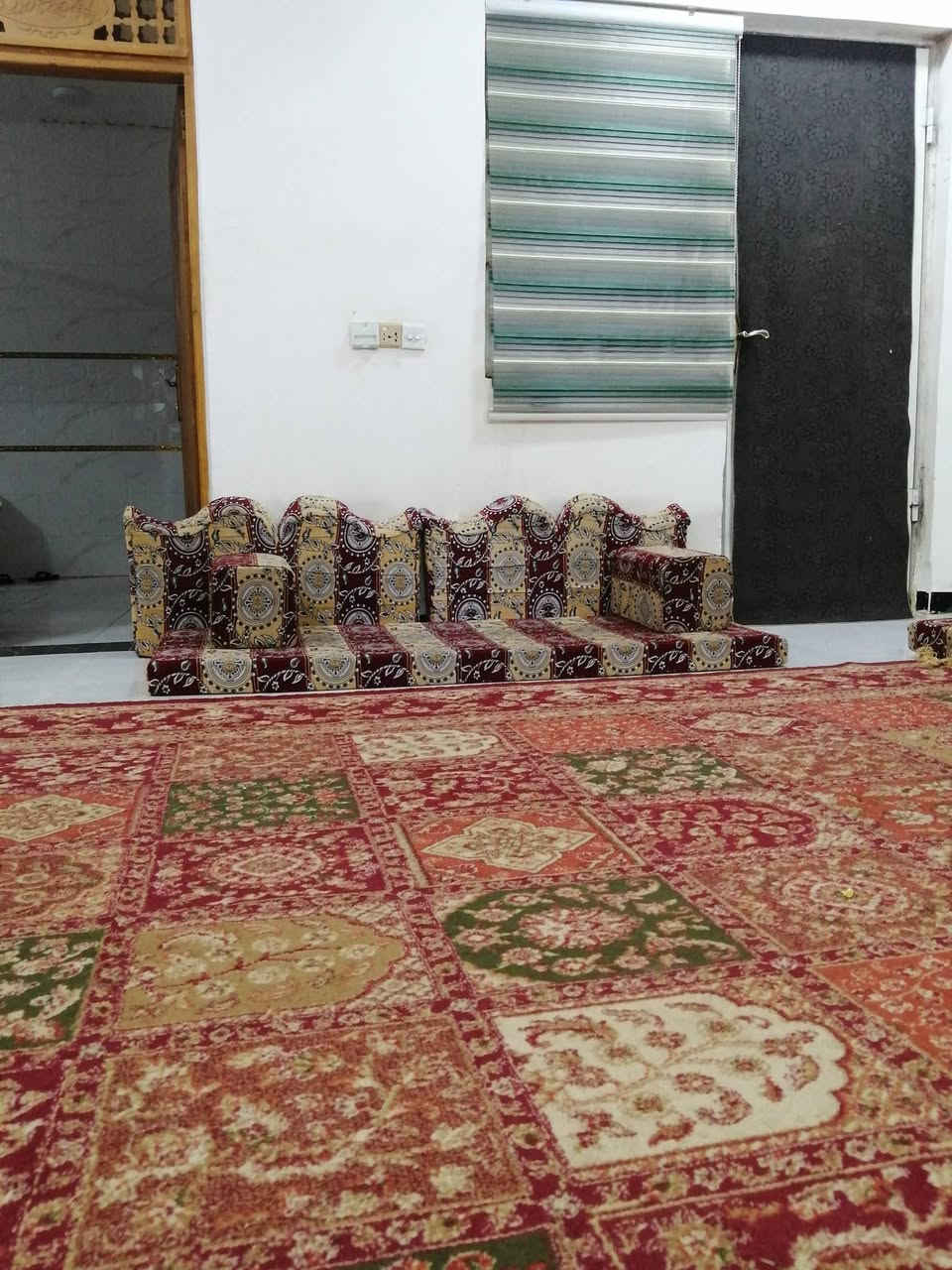 ديوان جلسة عربية للبيع درجة اولى ثقيل  طوله 12 متر واتساب فقط 
***********
