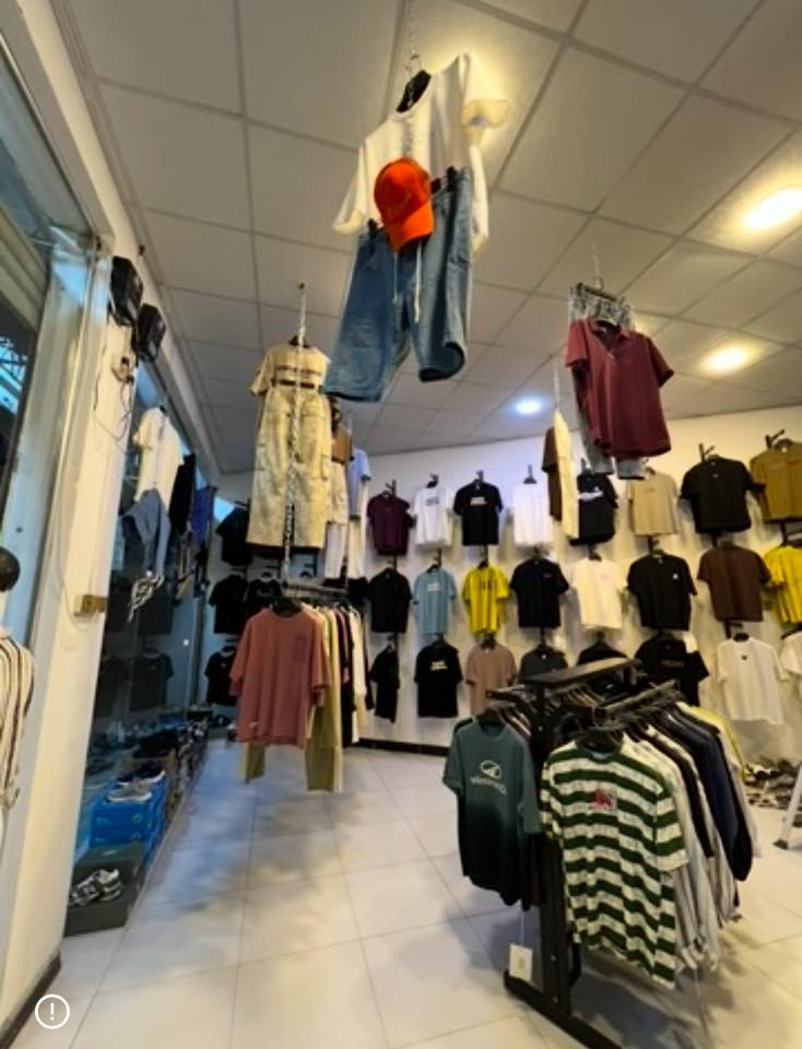 🔥🔥مستلزمات محل ملابس كامله بدون نقص للبيع🔥🔥
غراض محل ملابس كامله فقط غراض للمحل  كلشيي متوفرر بي ستانات و ورفوف وتعاليك خير من الله وبضاعه صيفي و شتوي و سبلت وطاوله وكراسي وتكرم كم قطعه احذيه وملابس داخليه وشفقات جواريب كلشي جاهز يجي اخذ غراض كامله تجي تاخذ غراض وتروح تأجر محل وراسك بارد وبنص سعر السوك محل كامل مكمل اي نقص ما بي 
وتساب : ***********
الهاتف: ***********
