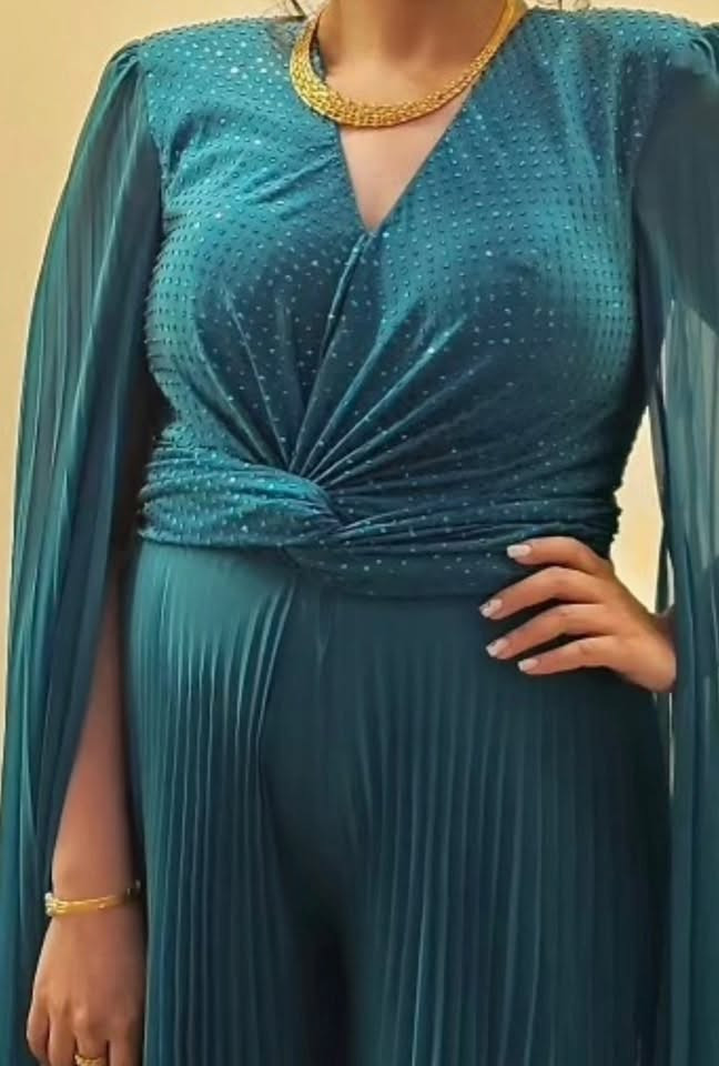 بنات، عندي كم قطعة للبيع بحالة ممتازة ✨
👗 الفستان الأزرق

* ملبوس مرة وحدة فقط.
* تصميم خاص من سارة الأميرة.
* القياس: M/L.
* سعره الأصلي: 500 ألف.
* سعر البيع: 200 ألف (بيه مجال بسيط).

🌸 الفستان الوردي

* ملبوس مرة وحدة.
* تصميم من صفحة معروفة (موجود فيديو إلها).
* سعره الأصلي: 110 ألف.
* سعر البيع: 60 ألف.

🤍 الجامبسوت الأبيض(الي بالصوره الأخضر اني الي عندي الأبيض نفس موديل طبق الأصل )

* من ميمو.
* القياس: M ويلبس L أيضًا.
* ملبوس مرة وحدة فقط.
* سعره الأصلي: 225 ألف.
* سعر البيع: 150 ألف.

📩


**إذا كنت صاحب هذا الإعلان وتريد حذفه لأي سبب، رجاءا أرسل رسالة إلى الدعم الفني**