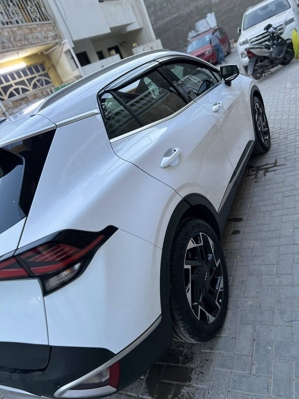 سبورتج فول مواصفات بدون فتحة ٢٠٢٥ خليجي ماشية ١٣ الف فقط سيارة جديدة  سونارها كدامكم بطيها طخة خفيفه بلبنيد ومبدل مال وكاله شركة مو تجاري وسلام اي استفسار اتصل ***********
