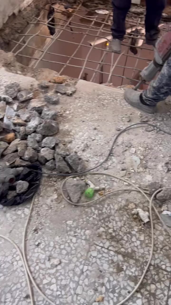 مراحل تنفيذ مصعد (3 توقفات) - شركة الجبل
1. المرحلة الأولى: تأسيس الهيكل الحديدي (The Structure)
هذه هي العمود الفقري للمصعد. يتم فيها:
• الشاقولية (Plumb): التأكد من أن الهيكل مستقيم تماماً بنسبة 100% باستخدام الميزان الليزري.
• التثبيت: استخدام "براغي" توسعية عالية الجودة (Anchor Bolts) لضمان عدم الاهتزاز.
• الطلاء: دهان الهيكل بمادة مانعة للصدأ (Epoxy) لضمان عمر أطول.
2. المرحلة الثانية: تركيب السكك (Guide Rails)
هنا نضع "المسار" الذي ستتحرك عليه الكابينة وثقل الموازنة:
• سكك الكابينة: تكون عادة أسمك لتحمل الوزن.
• سكك الثقل: لضمان توازن الحركة. #بغداد #ميسان #موصل #سليمانية #دهوك #اربيل #بصرة


**إذا كنت صاحب هذا الإعلان وتريد حذفه لأي سبب، رجاءا أرسل رسالة إلى الدعم الفني**