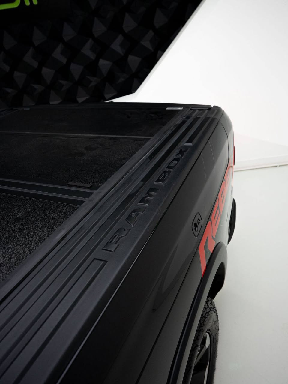 السلام عليكم اخواني رام ريبل موديل ٢٢ رقم اربيل خليجي وكالة هارلم والسيارة حاليا بعدهة بالضمان عليهة هواي إضافات من امريكا وسيارة بدون قطرة صبغ ومغلفة بشركة كاردب ببي اف ضمان ١٠ سنوات حقيقي داش كام أمامي تيزر إضافات كلش هواي بيهة السيارة جديدة بمعنا الكلمة مابيهة نقص اي شي للبيع 
السعر مع صاحب السيارة اني مجرد وسيط وهذا رقم صاحب السيارة ***********
