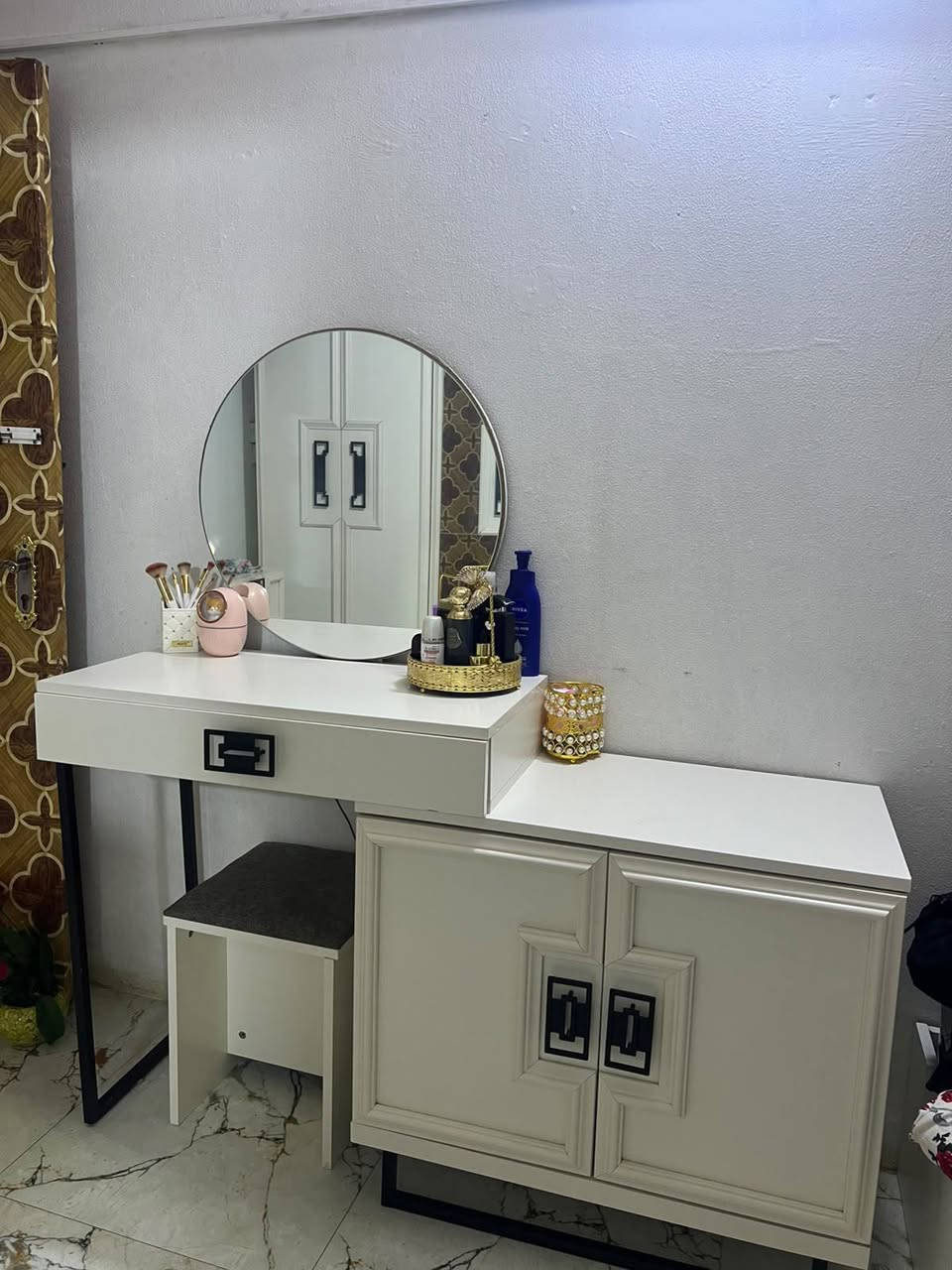 غرفة اخشاب تركيا للبيع السعر  مليون. وبيها مجال ما مستخدمة هواي  

التواصل *********** 
موجود واتساب @إشارة

