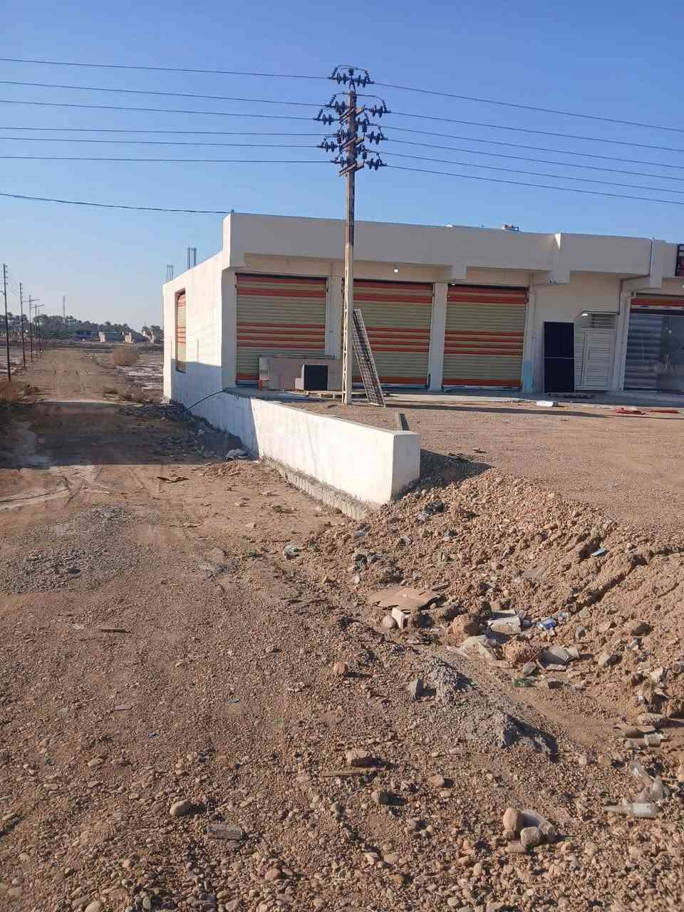 يوجد قطع اراضي سند 25
ماء كهرباء تبليط /تقسيم حسب الطلب /***********
