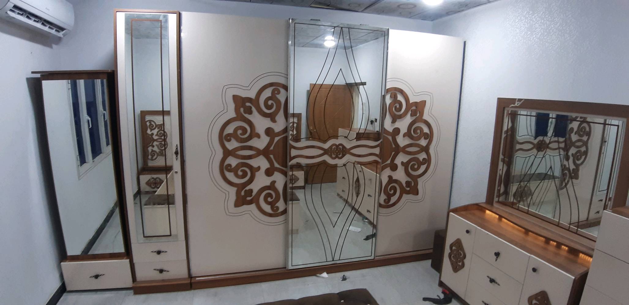 سلام عليكم 
👷‍♂️نجار👨‍🔧الغرفه النوم  فتح و شد و تصليح🔨🛠 كل نواع الغرف النوم التركيه وصيني و العراقيه و الماليزي و مصري 
و كاونترات تركيه فتح وشد تصليح و صبغ و تلميع صاج وصبغ  حراري الغرف النوم العراقيه 
تصليح الغرف النوم التركيه تبديل سجه البواب سلايت 
تبديل تايرات بيبان سلايت
و تصليح صبغ بواب منزل🚪🚪🪑 كل نواع الاثاث المنزلي  
بسعار مناسبه 💰
في كل مناطق البصرة 
***********
***********