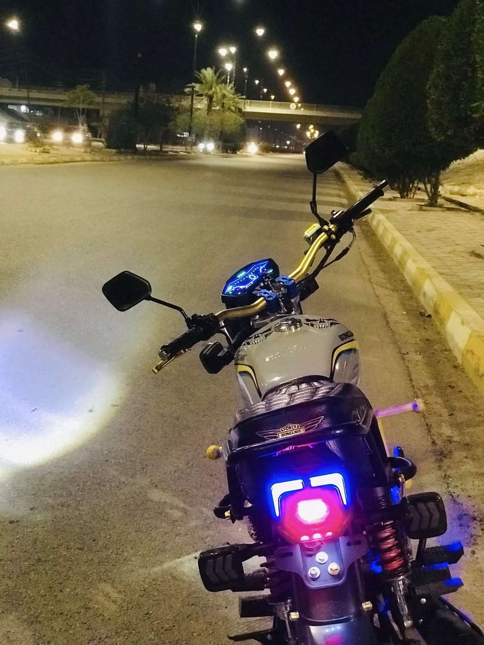 للبيع 
موديل 26 
محرك 200 
مكفول كفاله عامه ضاغطه وزنجيل 
سعر مليون و150 
***********
مكان خالديه
