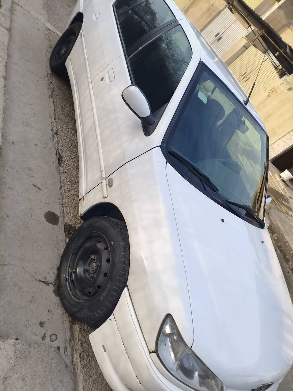 سيارة بيجو / 2003/ رقم مسطرة جديد نينوى شرط التحويل جاهزة / للبيع / صبغ حزام المكان موصل حي سومر/***********
