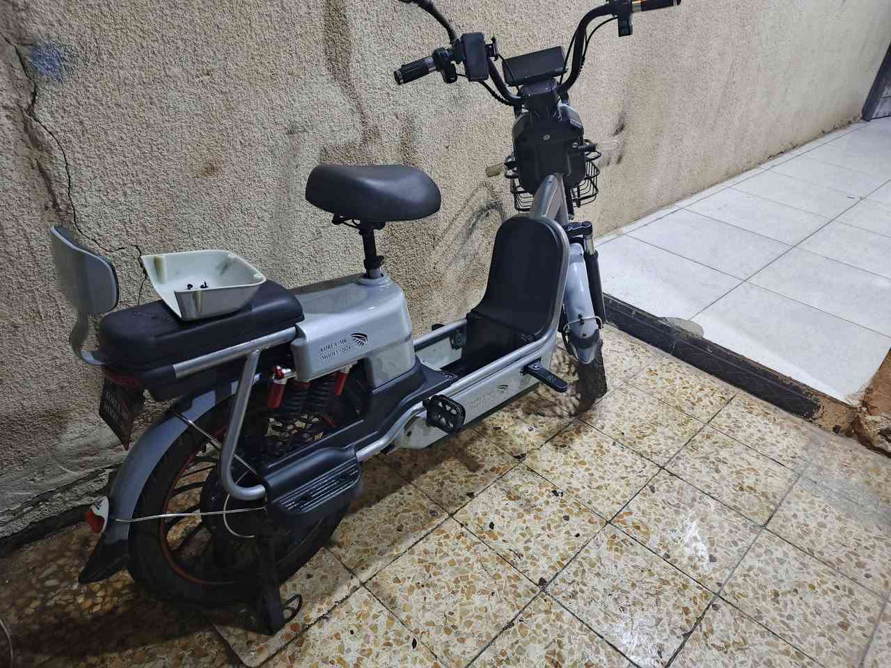 دراجة للبيع نضيف كلشي ما بيها بس ناقصها باتريات ضلت ما ماشين بيها وخربن وذبيناهن فا دراجة ناقصها بس بطاريات السعر200بيها مجال مكان البصرة رقم لستفسار***********
