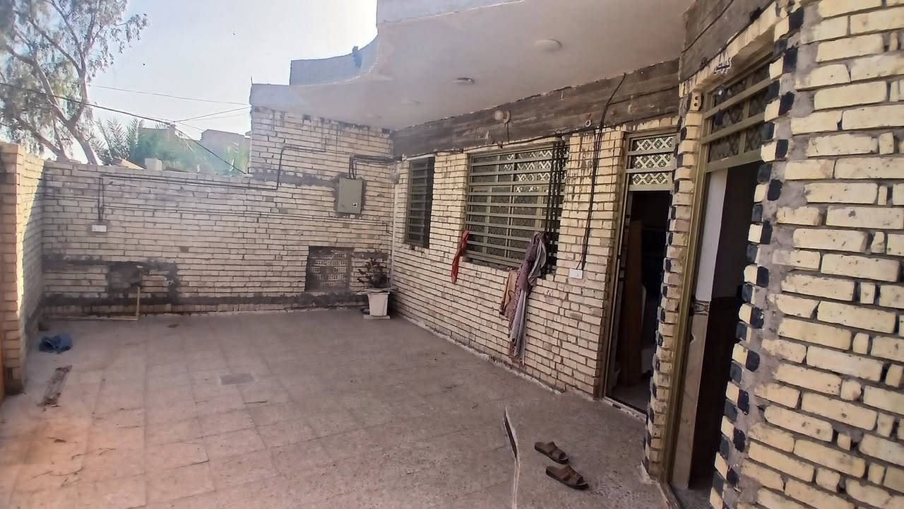 سلام عليكم 
بيت البيع مساحه 200/متر 
العلم. البيت فارغ يعني تجي كبل تسكن بي
العنوان حميديه القريه مقابيل ساده الطوال بفرع جاسم زامل بيته الجديد 
البيت بنيانه حديث 2024
السعر خاص البيت كلش سعره مناسب
الستفسار رقم 📱 ***********
