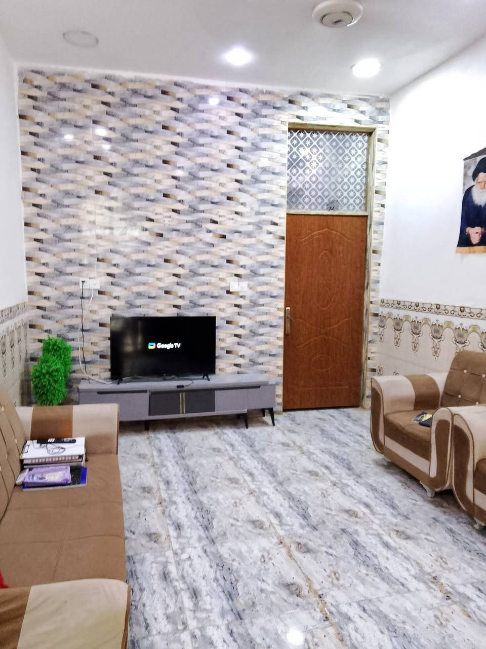 مشتمل للبيع مساحته 100م في السفحه الثانيه شارع احمد الوائلي قرب صيدلية البرهان طابقين الأول متكون من غرفه وهول واستقبال ومطبخ وصحيات والثاني غرفتين وصاله وصحيات والطابق الثاني نقصه لبخ وبياض وسيراميك الخدمات متوفره ماء وكهرباء محلات فرن صمون المنطقه مسكونه البيت مطلوب اسكان 15 مليون 
السعر 75 مع الاسكان .
لاتصال على الرقم ***********
