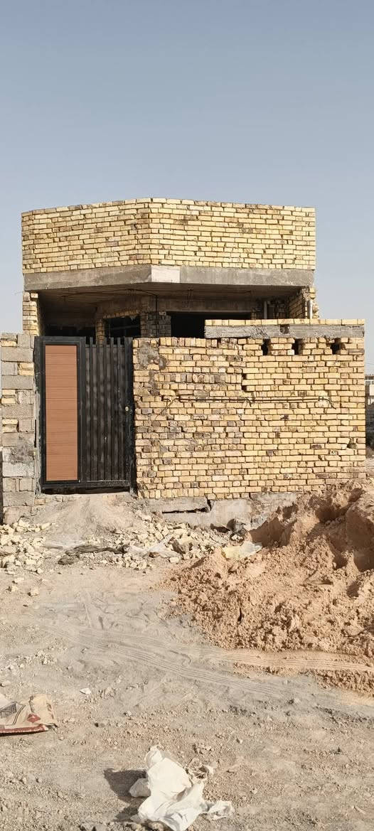 هيكل 100متر كامل مأسس ماء و كهرباء
ومجاري والبخ وبوب بديل الخشب هم كامله يعني باقي بس بياض وسيراميك نزلت بيت زروز ***********
