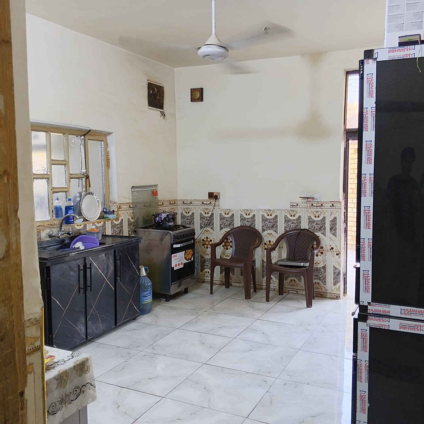 بيت للايجار بل ضباط مقابيل سوق السوداني بيت طابقين نضيف كلش كراج استقبال مطبخ صحيات طابق الثاني غرفتين وحولي فوك وحولي جوة صطح جبير بالكون  ادمن اقبل / موجود خاص وموجود واتساب ***********
