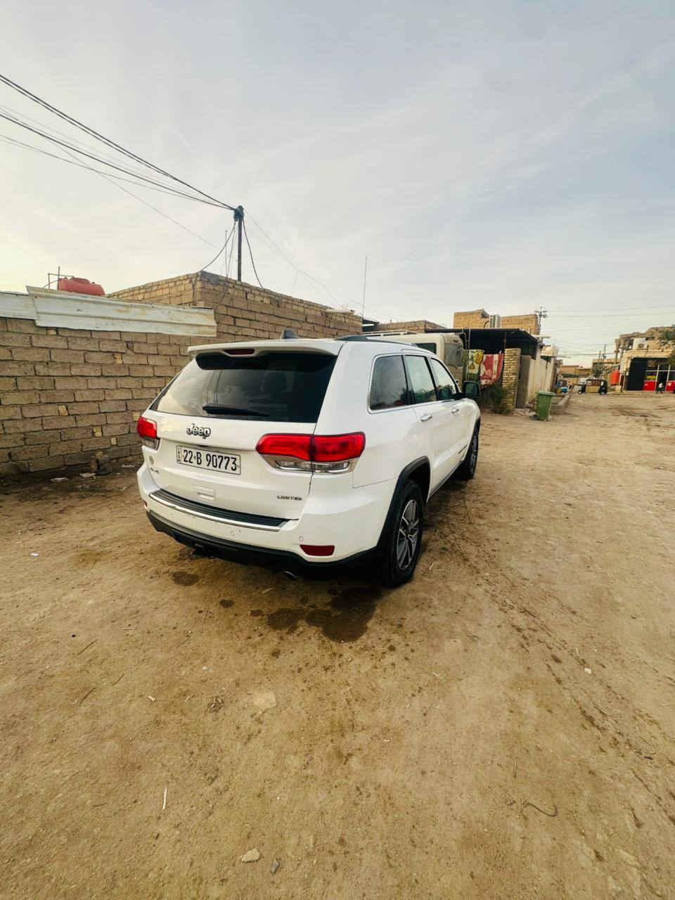 جيب كراند شيروكي لمتد 
الموديل : 2021. 
المحرك : V6.  3.6L 
* المواصفات 
* نقطة عمياء .
* المقاعد من الجلد . 
* المقاعد الأمامية كهربائية .
* ذاكرة لحفظ وضعيات الجلوس . 
* المقاعد الأمامية مع تدفئة . 
* صف المقاعد الخلفية مع تدفئة . 
* ويل قياس 20 انج اسود لماع .
* مقود السائق كهربائي . 
* تدفئة ستيرن . 
* سقف بانوراما ..
* نظام الملاحة (GPS) . 
* نظام خاص للطرق الوعرة 
* تشغيل عن بعد .
* صندوق كهربائي .
*  حساسات أمامية . 
*  حساسات خلفية .
* كاميرا خلفية .
* بخاخ ماء لتنظيف المصابيح الامامية .
* مرايا بخاصية التعتيم الذاتي . 
* مرايا جانبية قابلة للطي كهربائيا . 
* بلوتوث تلفون . 
* محدد سرعة . 
* نظام تشغيل واطفاء اوتماتيكي للمحرك للتوفير من صرف الوقود
* نظام بريك اوتماتيكي .
السعر 270وبيها مجال 
الاستفسار اتصال على الرقم *********** وتساب هم موجود
