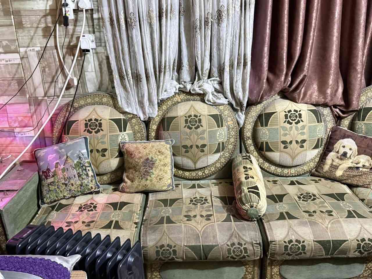 ديوان خليجي 10 مقاعد ويا طبله وسطيه السعر200 وبي مجال حك جيتك وموجود توصيل 
العنوان: بغداد التاجيات مجمع العز
الرقم: ***********
