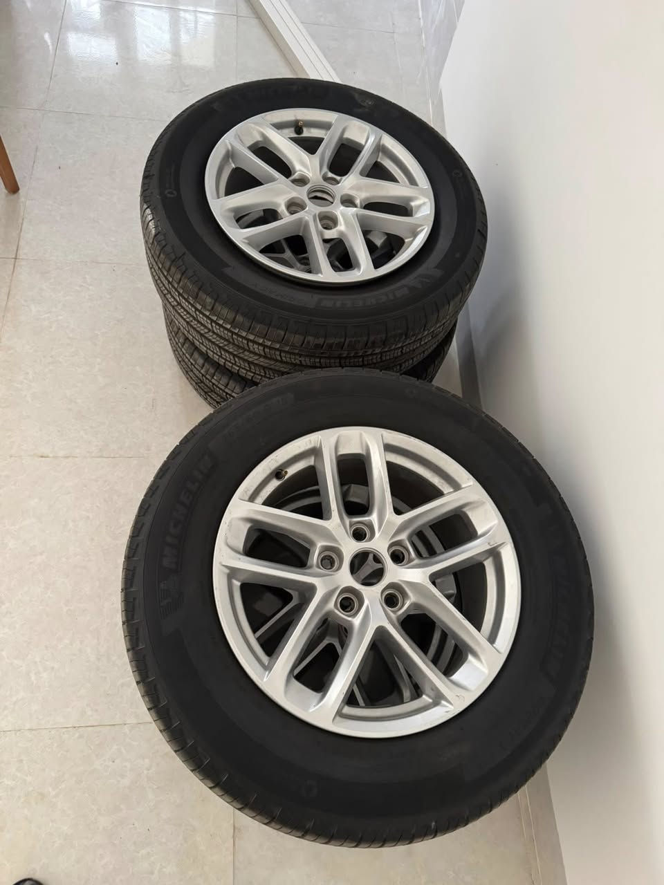 سلام عليكم
تايرات ويلات جيب لاريدو قياس 18
تايرات 1الف مايل ماشي عليها 
ماركة مالها MICHELIN 
ويلات حتة شخط مابي بيلادي 
***********
***********
