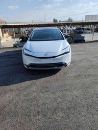 تويوتا بريوس ٢٠٢٣ هيترات جلد  وتحكمات كراسي الاربعه  وتبريد  وبنوراما ...