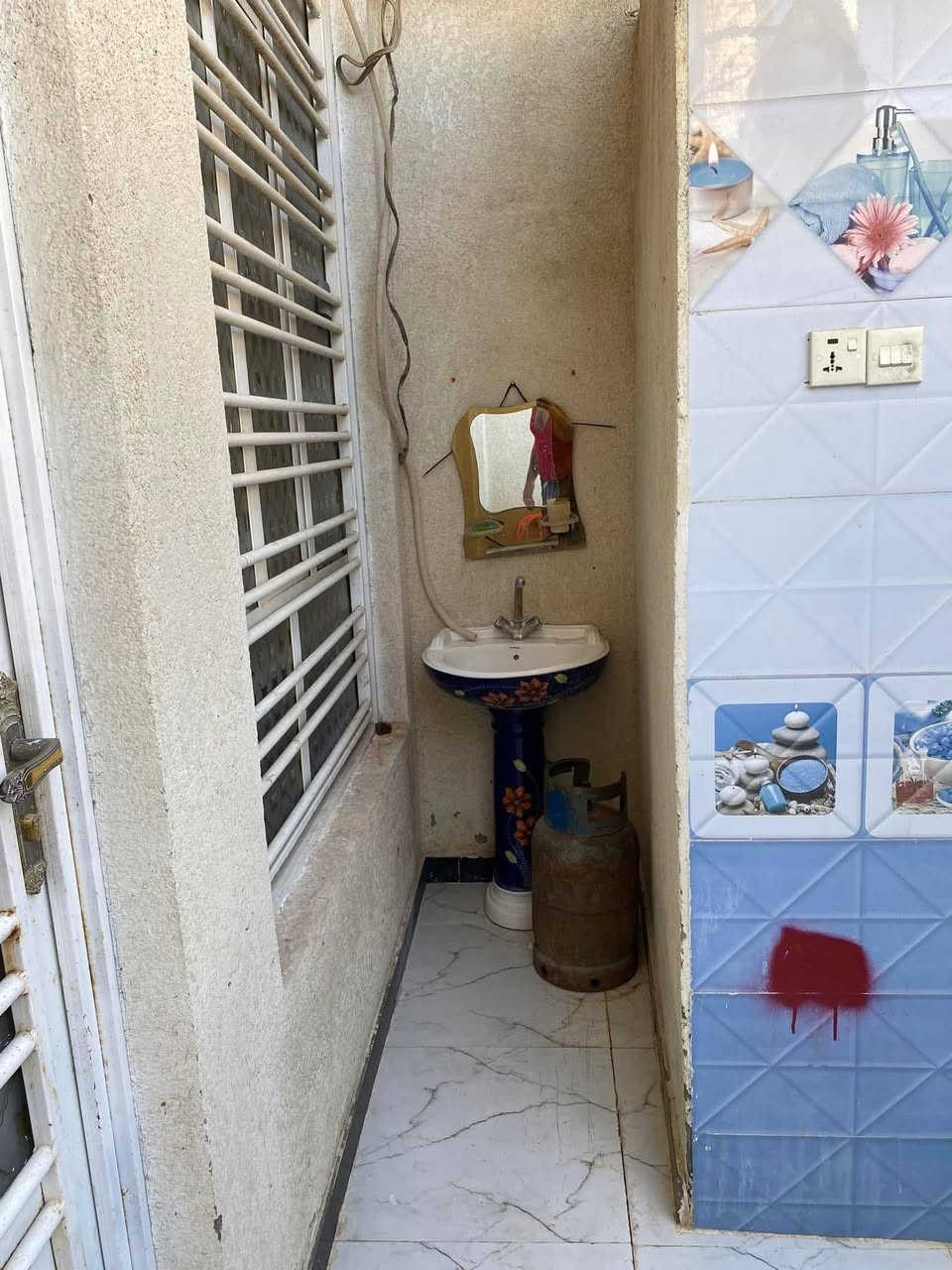 سلام عليكم الدار للبيع طابقين مساحه 100م طابو صرف بسمي في منطقه حي الجمعيات نهايه شارع 20 خلف أسواق حيدوري بناء حديث البناء غرفه ستقبل مطبخ صاله صحيات غرفه نوم منور  صحيات خارجيه. البناء الفوك غرفتين نوم وصحيات ***********  استفسار أكثر واساب او اتصال
