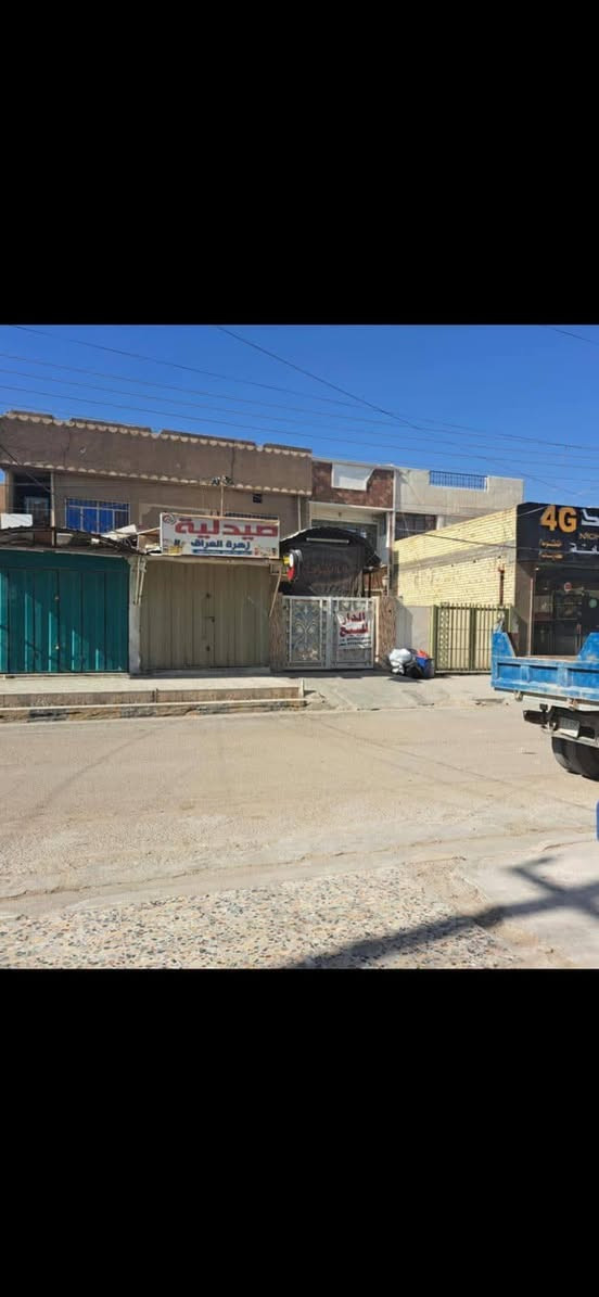 بيت تجاري للبيع طابو صرف في حي الجهاد الملحانيه محله ٨٨٣ شارع مسبح الرافدين مساحه ٢٤٢ ونص واجهه ١٠ متر ونزال ٢٤ ونص٠٠٠
البيت طابقين ومشتمل ومحلات عدد اثنين 
الطابق الاول بناء الثمانينات ويحتوي ع كراج يتسع لسيارتين وهول واستقبال وحولي وغرف نوم عدد اثنين وصحيات والطابق الثاني بناء الفينات يحتوي ع مطبخ وصحيات وغرفتين نوم وممر ٠
والمشتمل يحتوي ع هول ومطبخ وغرفه نوم وصحيات ودرج خارجي مفصول عن البيت بناء الفينات 
البيت مال ورثه بالغين وكلهم موجودين وقسام شرعي جديد
سعر المتر مليون وربع
واتساب ***********
يباع نص البيت بمساحه ١٢١ متر 
بيت تجاري للبيع طابو صرف في حي الجهاد الملحانيه محله ٨٨٣ شارع مسبح الرافدين مساحه ٢٤٢ ونص واجهه ١٠ متر ونزال ٢٤ ونص٠٠٠
