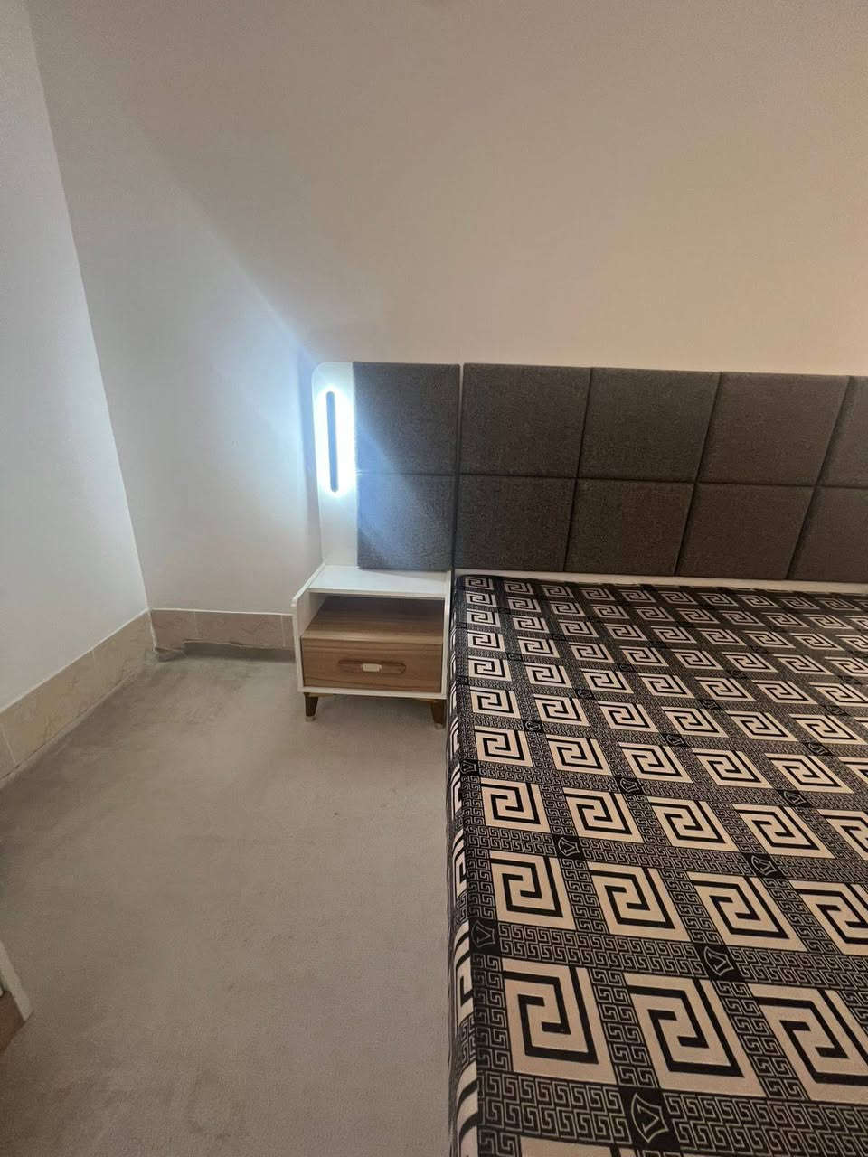 السلام عليكم 
غرفة تركي للبيع نظافه ١٠٠ /١٠٠ السعر مليون و١٠٠ ***********
