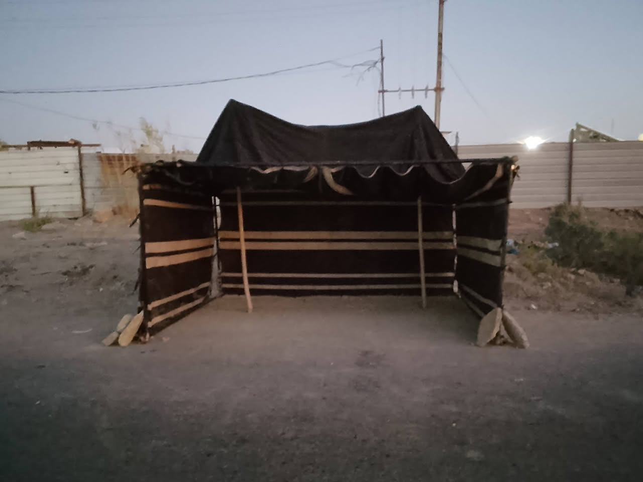 السلام عليكم عندي خيمه البيع 3على4 سعر 200
عنوان ابغداد البياع 
الرقم ***********
