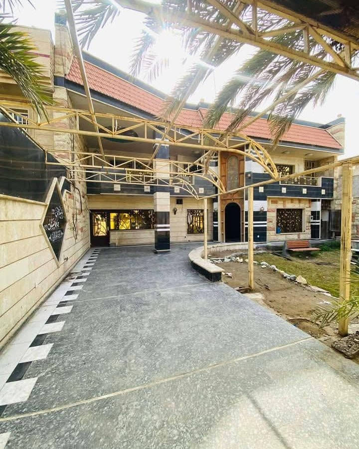 السلام عليكم بيت للبيع في حي الجهاد منطقه الرفاق الثانيه 
مساحه ٤٠٠ متر واجهه ١٦ ونزال ٢٥ 
يحتوي البيت ٦ غرف نوم و٤ حمامات  ومطبخ  وصاله وحديقه كبيره وكراج والبيت سعره جدا مناسب 
اتصل على ***********
