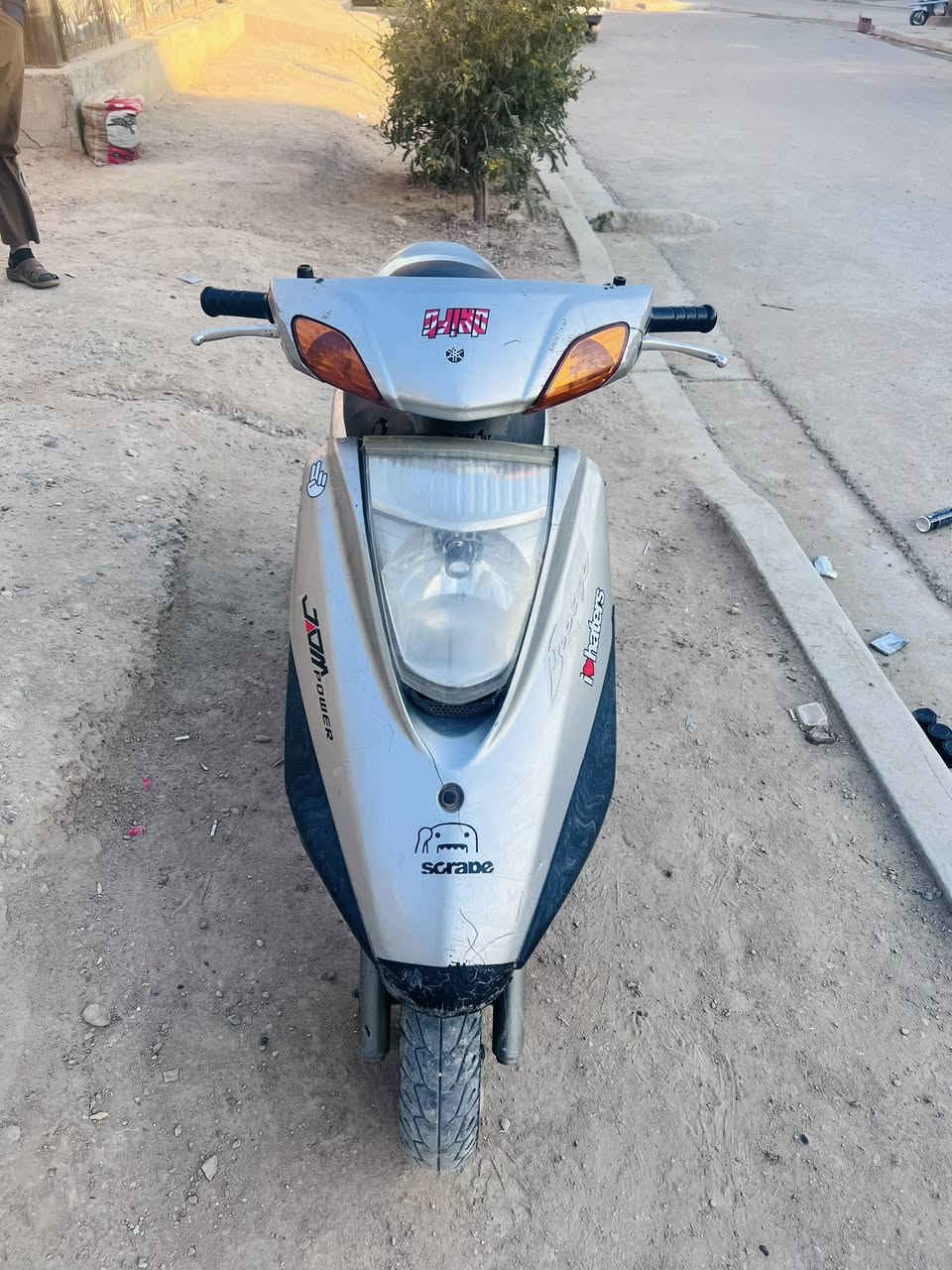 دراجه بريز  للبيع كامله مابيهه اي نقص محرك مكفول مامفتوح ناعم شلعه ومعدل  حلوه كهربائيات كلهه شغاله كيج بانزين كيج سرعه لايت عالي ناصي اشاير كلهه شغاله كفرات اصلي دبلات شغاله طسه ناعمه دراجه جديده وكلهه كامله السعر (550) مكاني بغداد مدينة الصدر (هاتف :***********)
